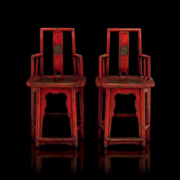 Coppia di sedie con braccioli in legno intagliato, Cina, Dinastia Qing, XIX secolo