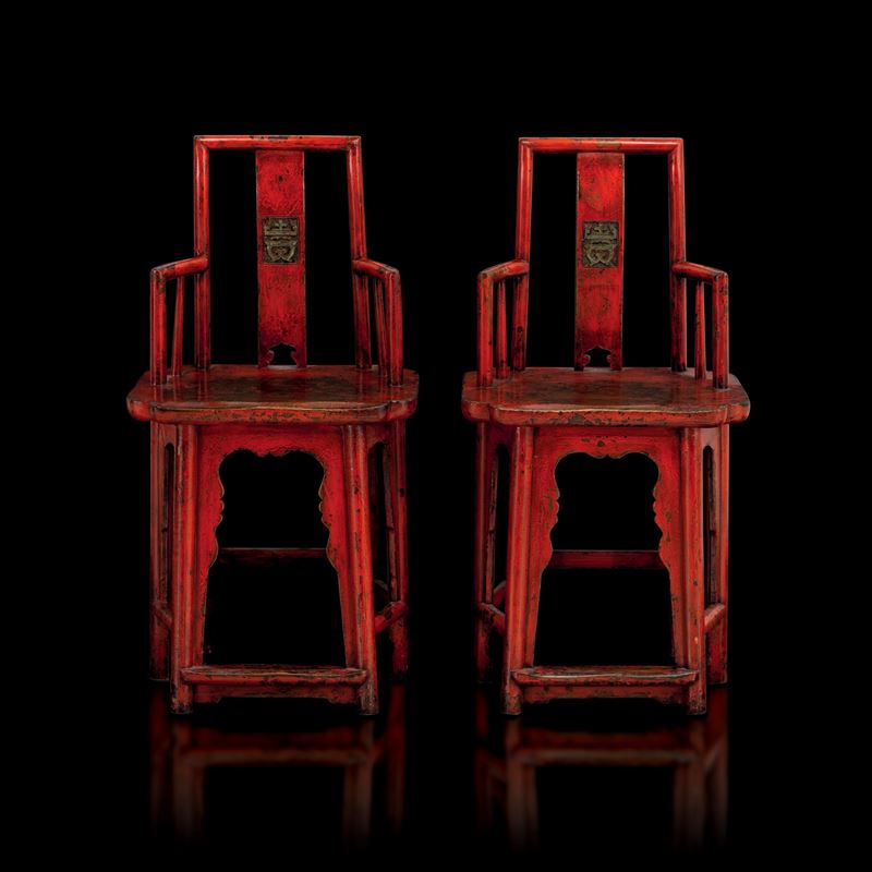 Coppia di sedie con braccioli in legno intagliato, Cina, Dinastia Qing, XIX secolo  - Auction Fine Asian Works of Art - Cambi Casa d'Aste