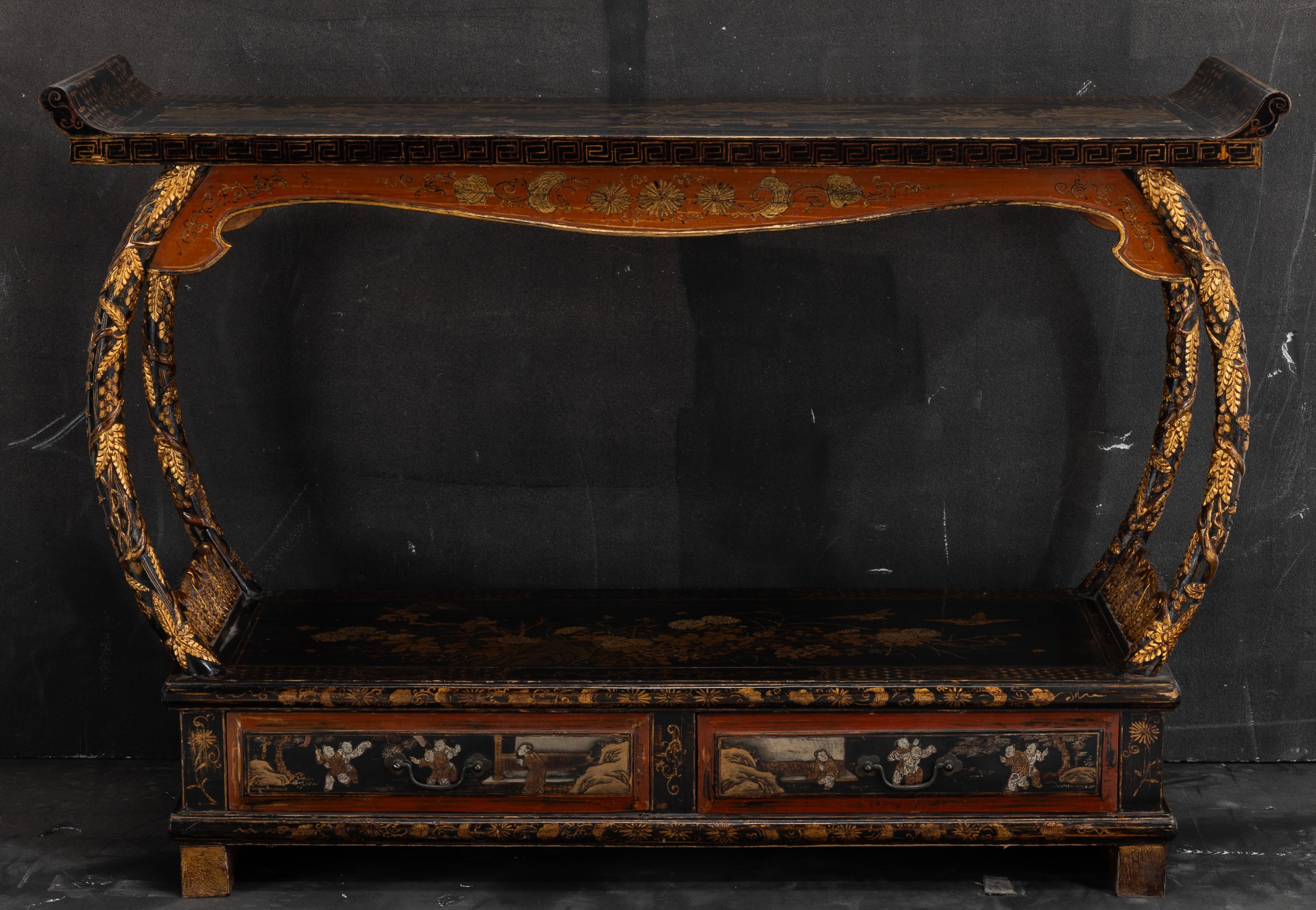Tavolo in Legno Laccato Raffigurante Scena di Vita Comune con Motivi Naturalistici e Geometrici i...