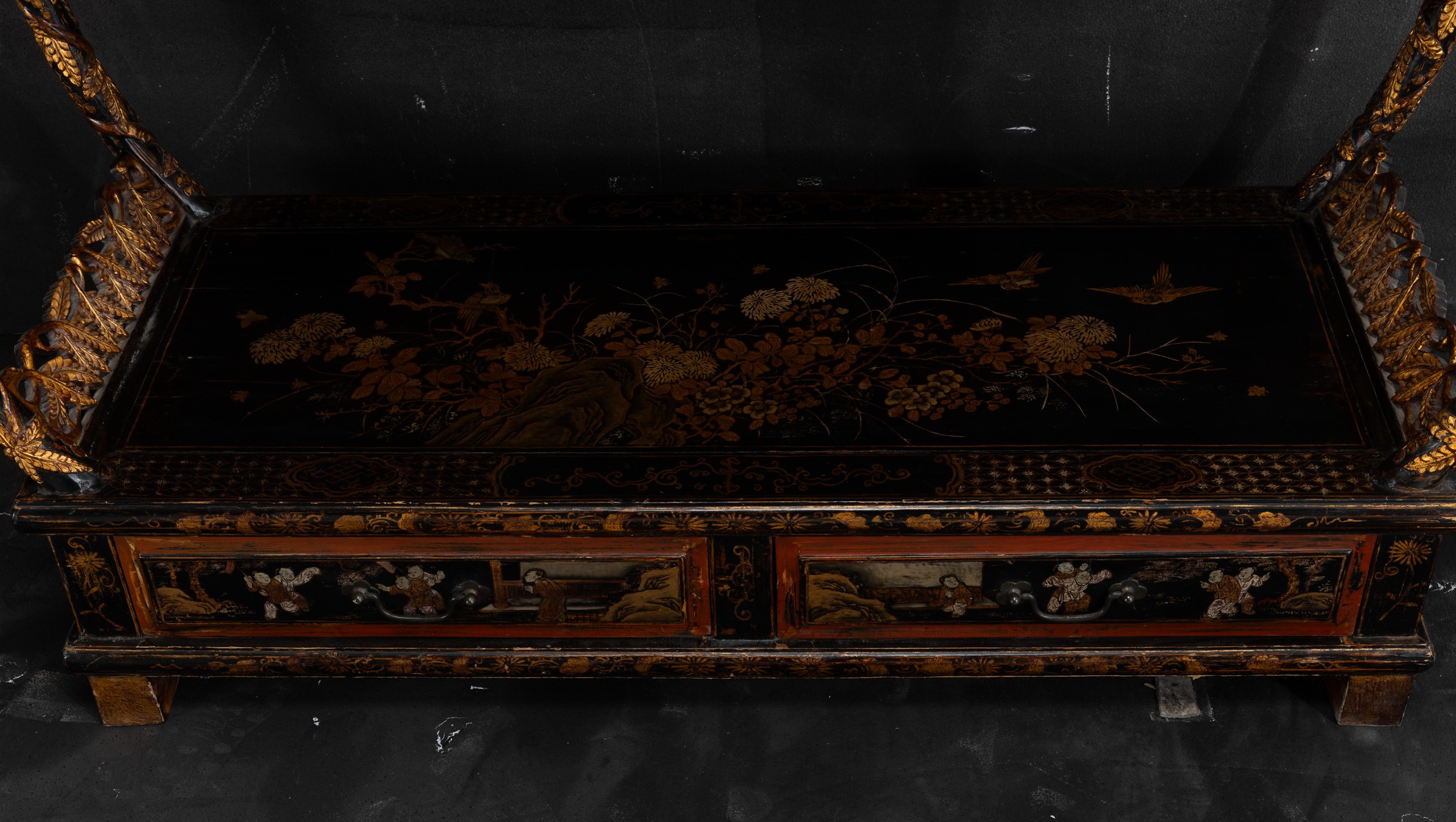 Cina, Tavolo in legno laccato con decorazione dorata, scena di vita comune, motivi naturalistici ...
