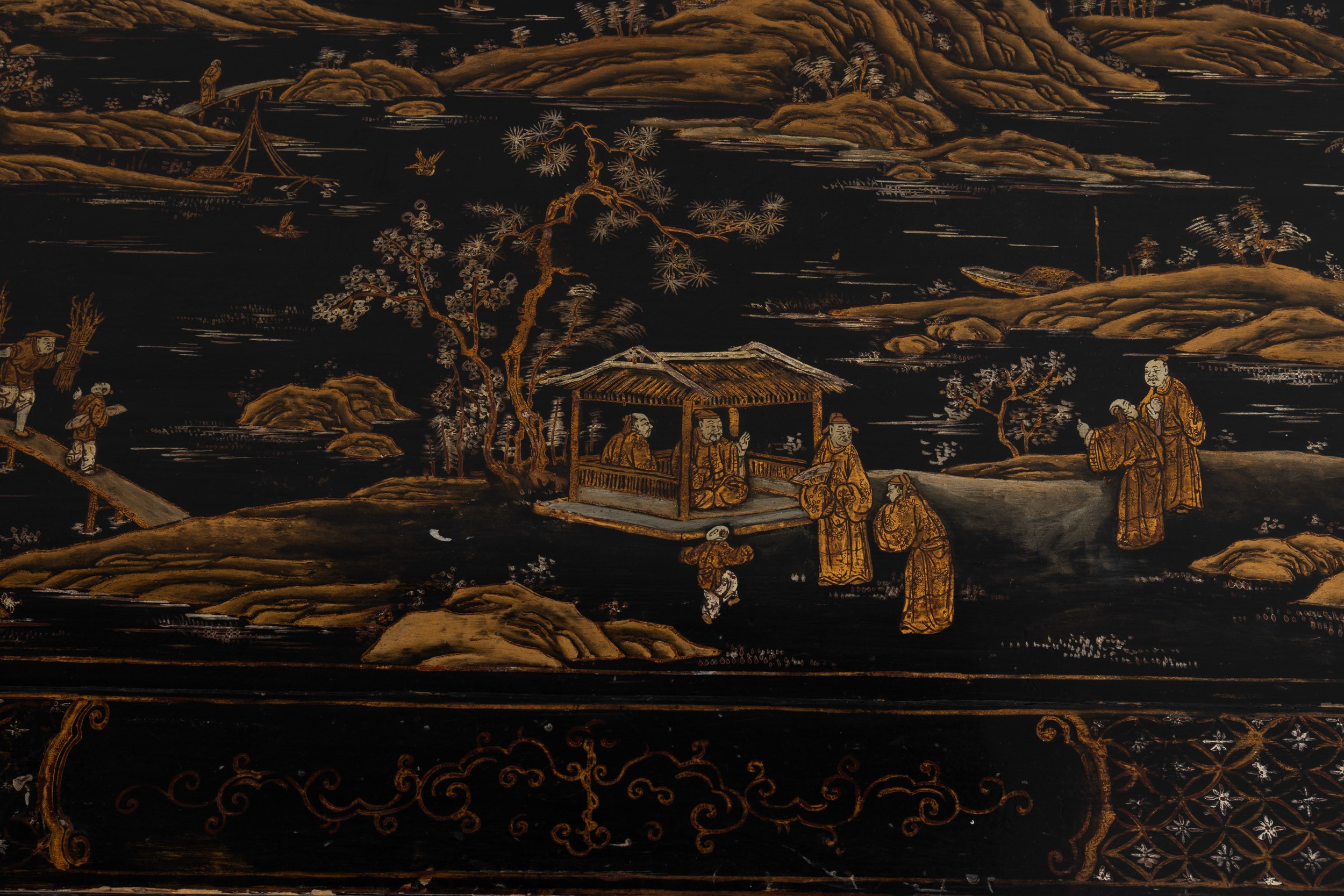 Cina, Tavolo in legno laccato con decorazione dorata, scena di vita comune, motivi naturalistici ...