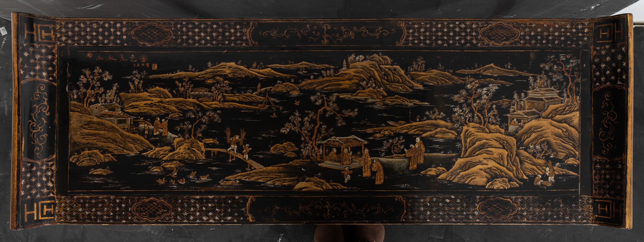 Cina, Tavolo in legno laccato con decorazione dorata, scena di vita comune, motivi naturalistici ...