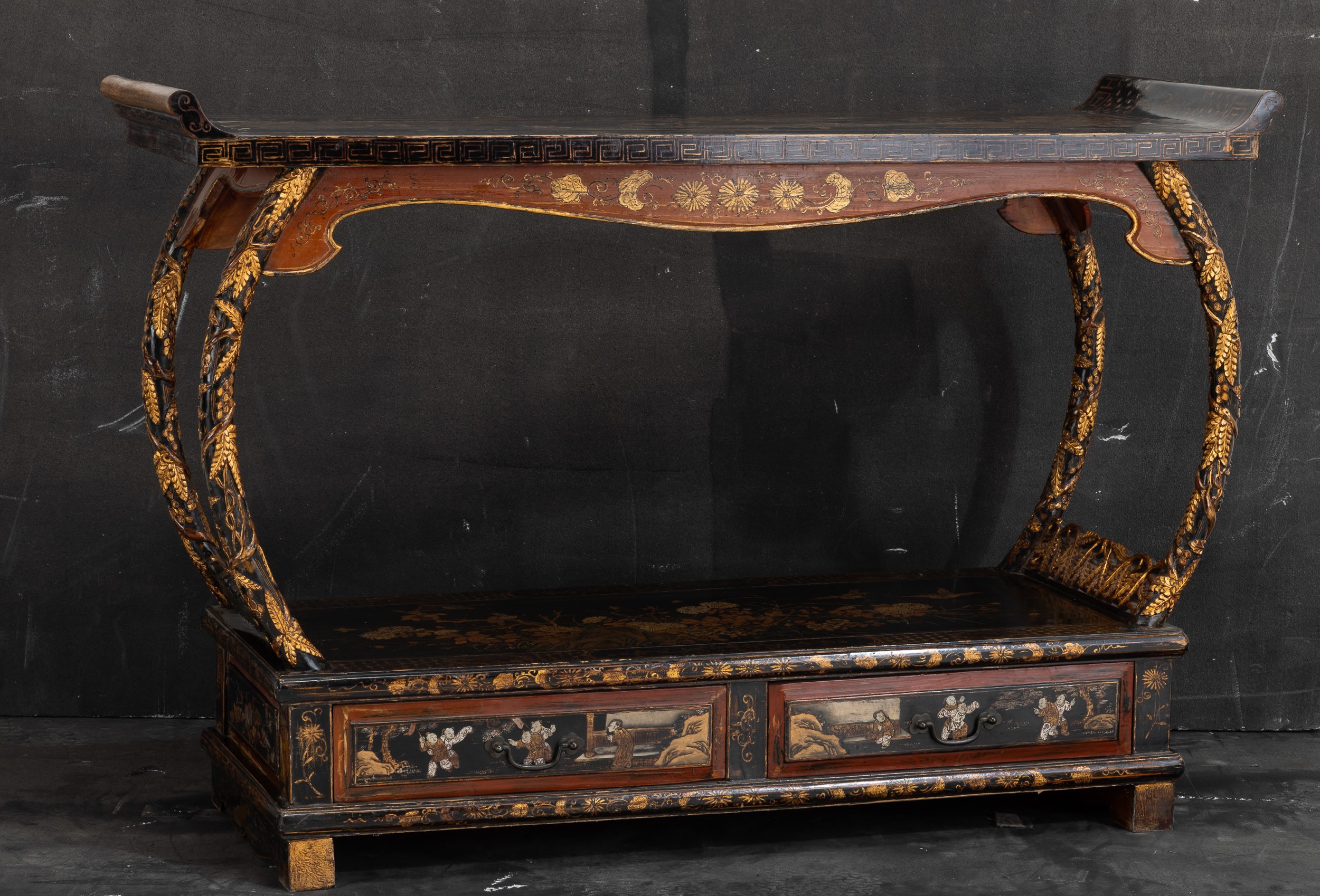 Cina, Tavolo in legno laccato con decorazione dorata, scena di vita comune, motivi naturalistici ...