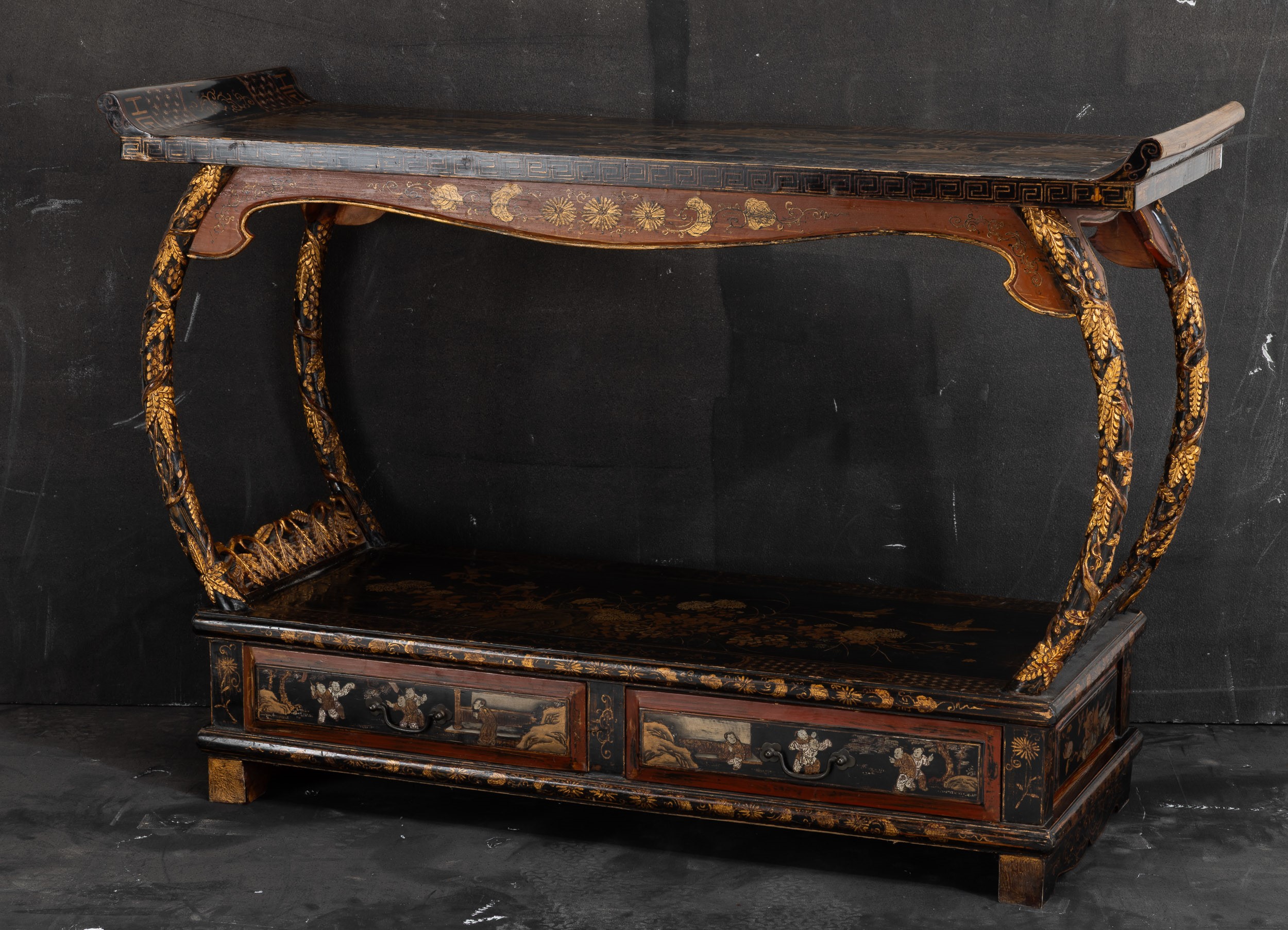Cina, Tavolo in legno laccato con decorazione dorata, scena di vita comune, motivi naturalistici ...