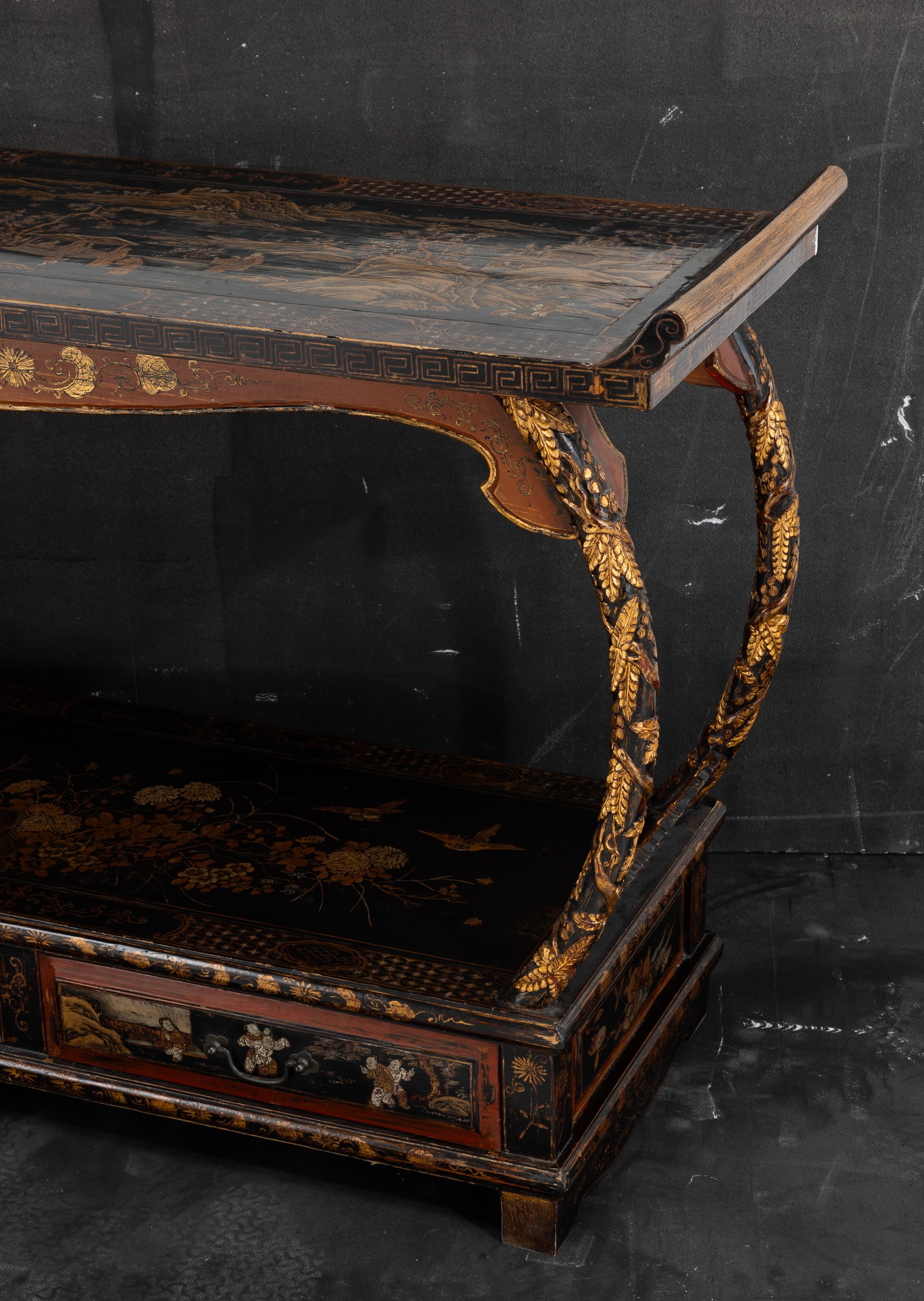 Cina, Tavolo in legno laccato con decorazione dorata, scena di vita comune, motivi naturalistici ...