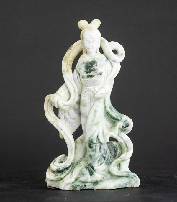 Figura di Guanyin scolpita in giada, Cina, Repubblica
