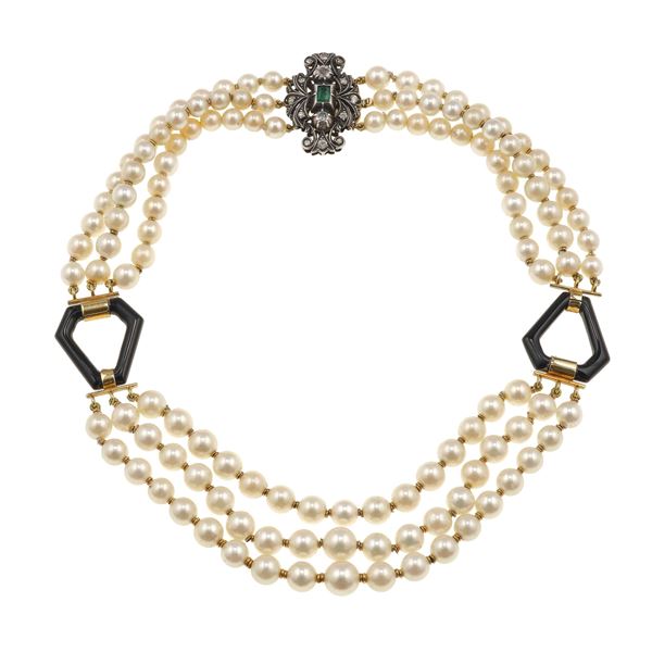 Collana a tre fili di perle coltivate con piccoli diamanti, smeraldo e inserti in onice