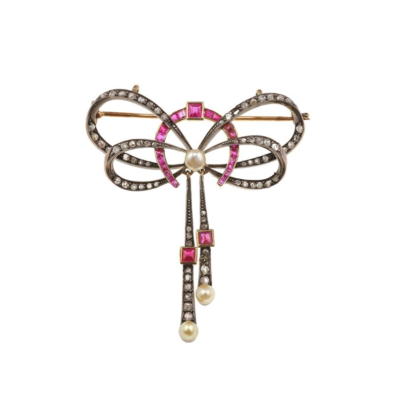 Spilla/pendente con rubini sintetici, rosette di diamante e piccole perle  - Asta Fine Jewellery - Cambi Casa d'Aste