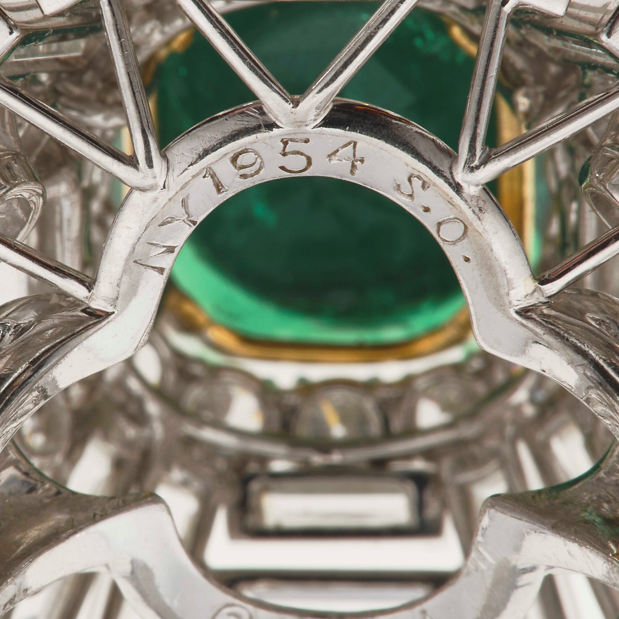 Van Cleef & Arpels. Anello con Smeraldo Colombia di Ct 5.20 Circa, Diamanti Taglio Smeraldo, Bagu...