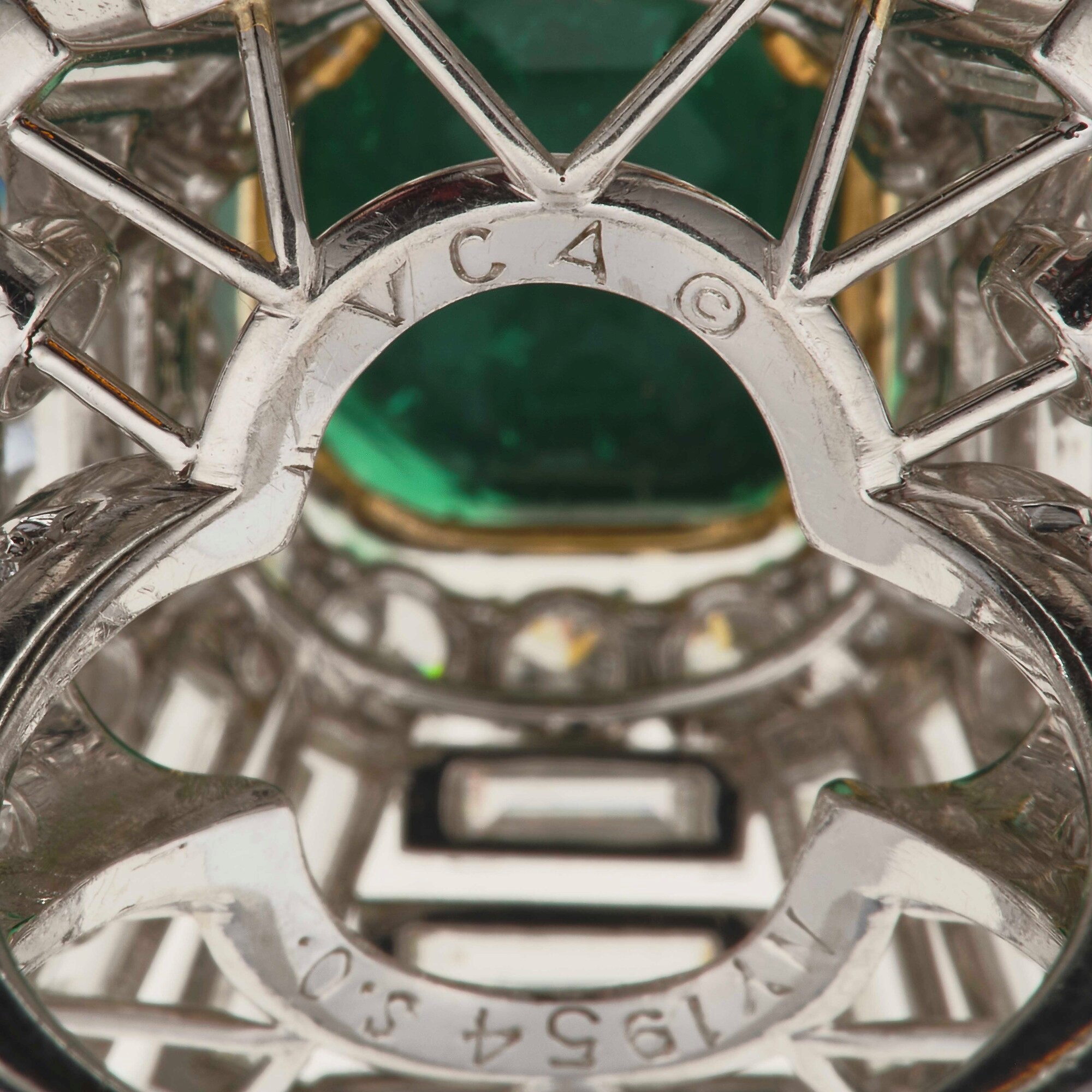 Van Cleef & Arpels. Anello con Smeraldo Colombia di Ct 5.20 Circa, Diamanti Taglio Smeraldo, Bagu...