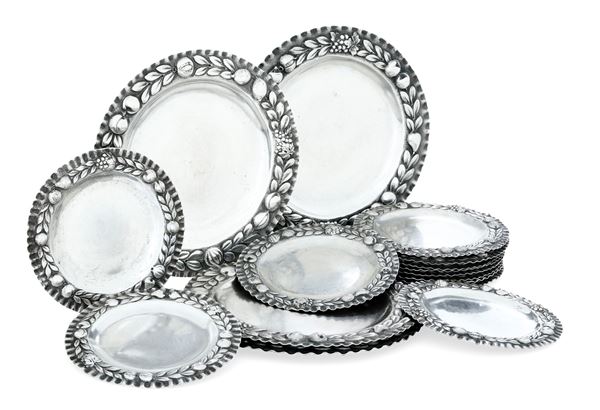 Dodici sottobicchieri e quattro sottobottiglie. Argenteria del XX secolo