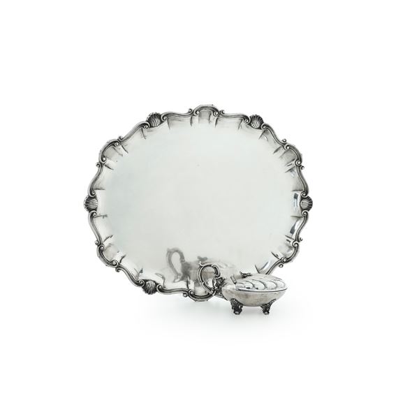 Vassoio e una formaggera. Argenteria italiana del XX secolo