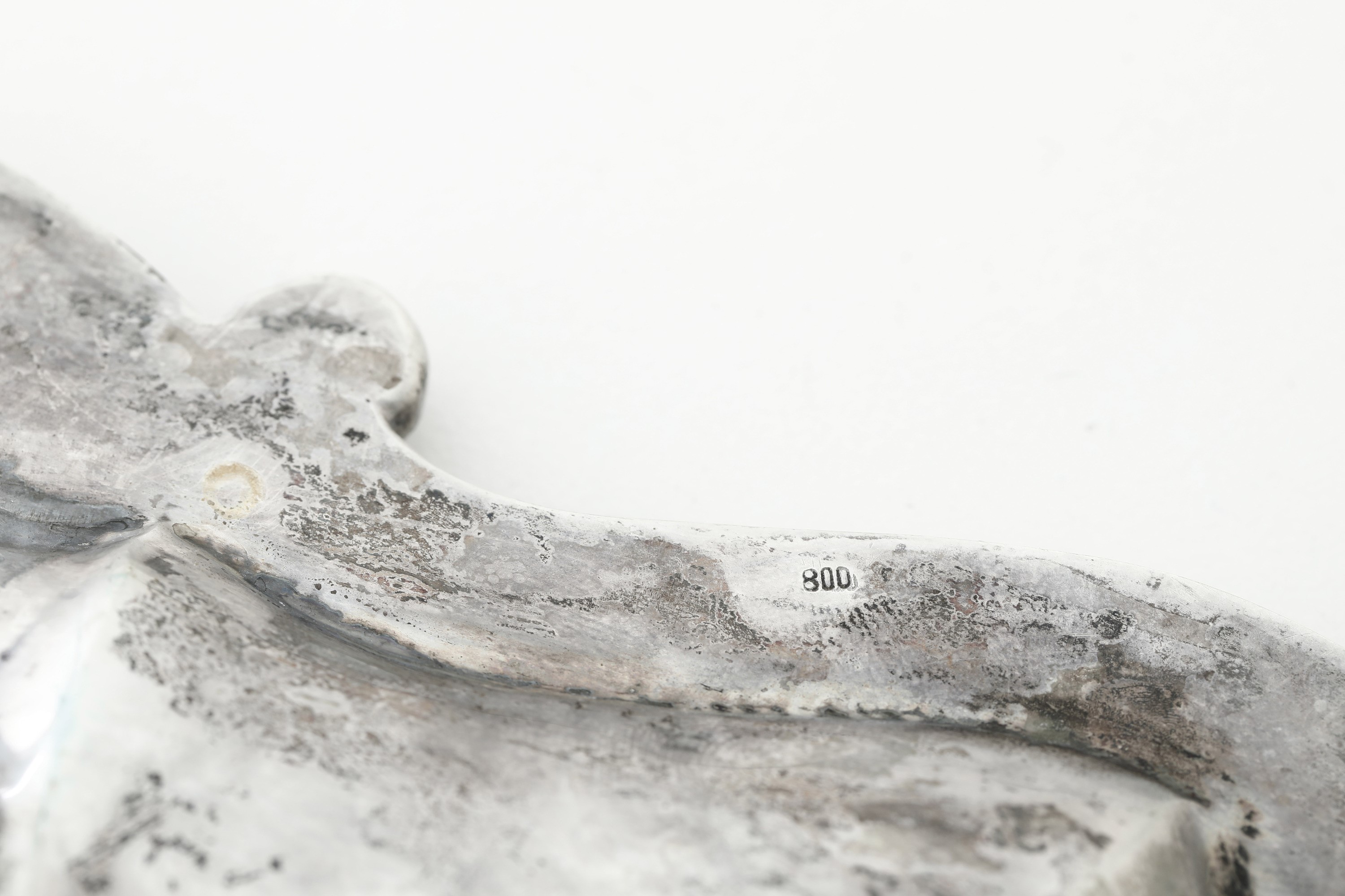 Argenteria italiana del XX secolo, Vassoio e formaggera in argento fuso e sagomato
