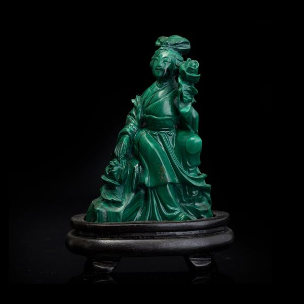 Figura di Guanyin con fiore tra le mani scolpita in malachite, Cina, Dinastia Qing, XIX secolo