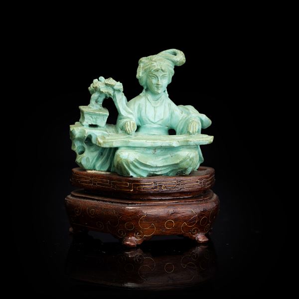 Figura scolpita in turchese raffigurante fanciulla con strumento musicale, Cina, XX secolo