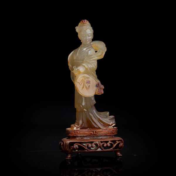 Figura di fanciulla scolpita in agata, Cina, Dinastia Qing, XIX secolo