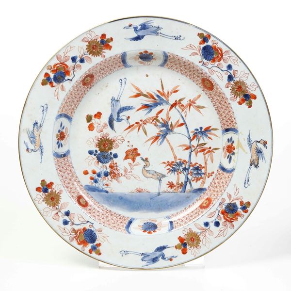 Piatto in porcellana Imari a soggetto naturalistico, Giappone, periodo Meiji (1868-1912)