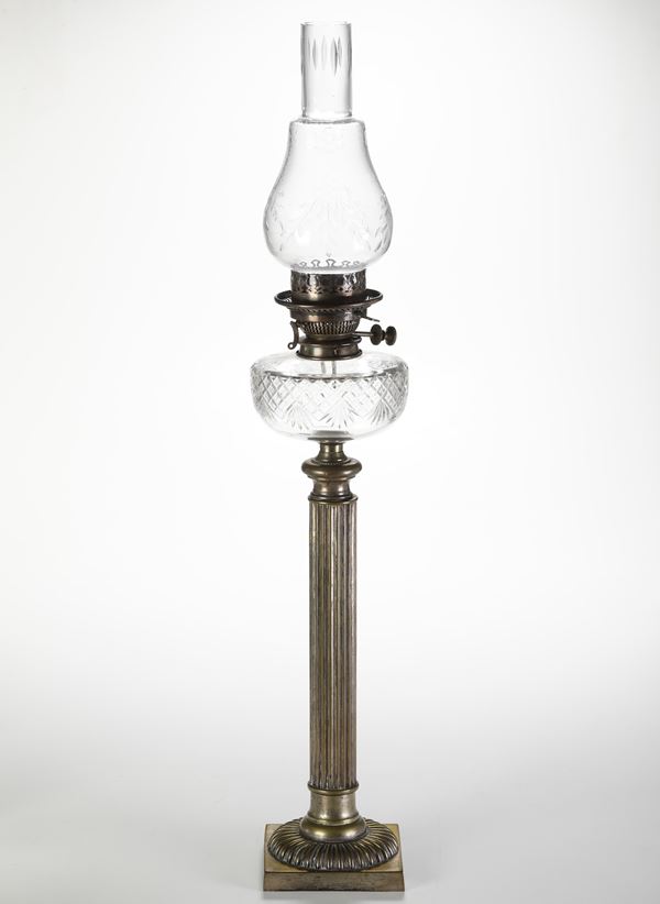 Lampada a petrolio in metallo e vetro. XIX-XX secolo