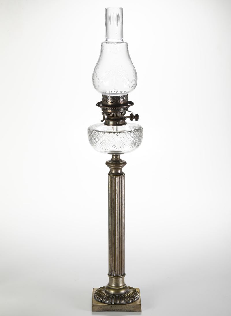 Lampada a petrolio in metallo e vetro. XIX-XX secolo  - Asta Antiquariato - Cambi Casa d'Aste
