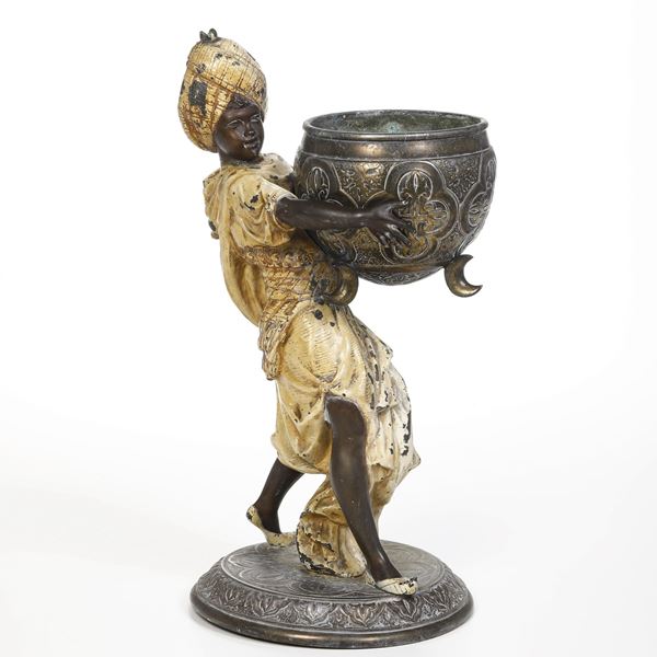 Statuetta a foggia di moro che regge una coppa in bronzo laccato e dorato