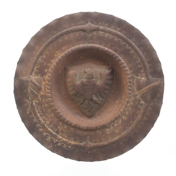 Grande piatto in rame lavorato a sbalzo