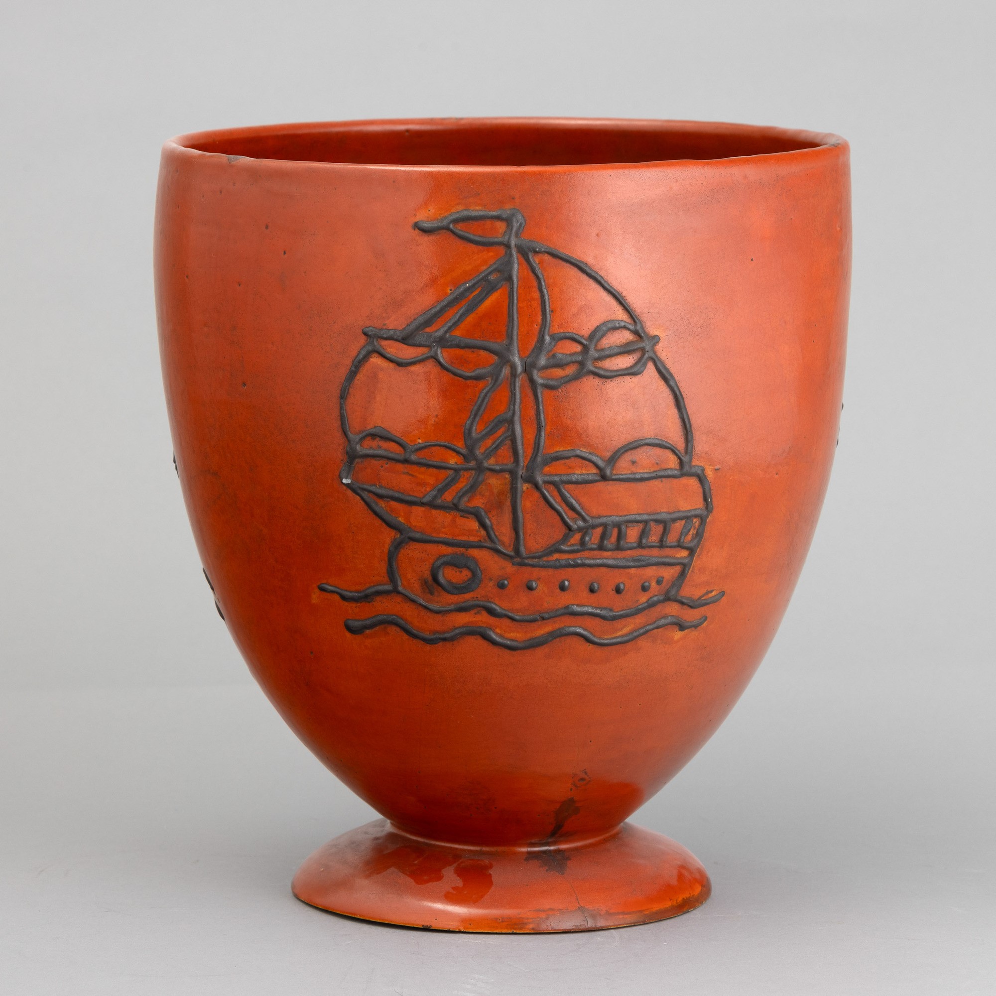 Coppa in terracotta dipinta a monocromo rosso con decoro in manganese a foggia di barca