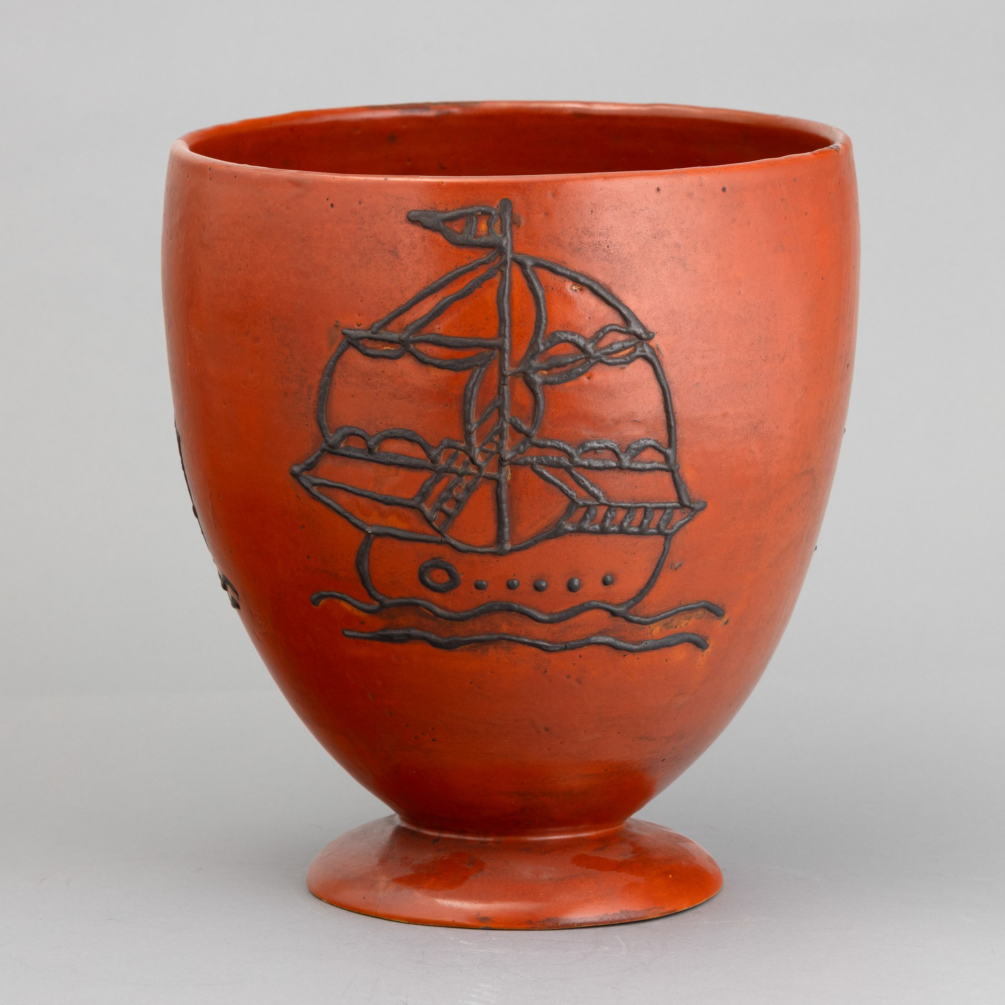 Coppa in terracotta dipinta a monocromo rosso con decoro in manganese a foggia di barca