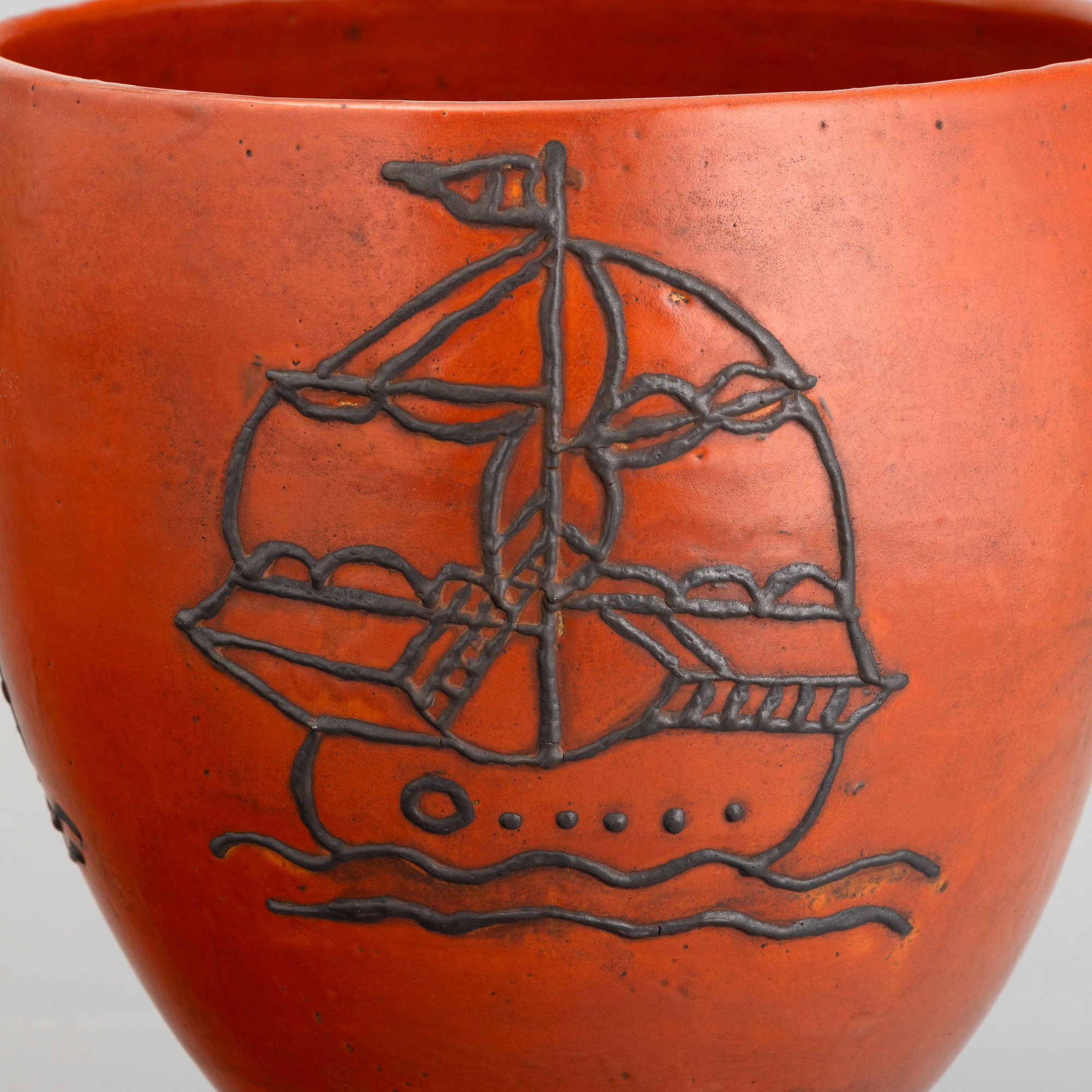 Coppa in terracotta dipinta a monocromo rosso con decoro in manganese a foggia di barca