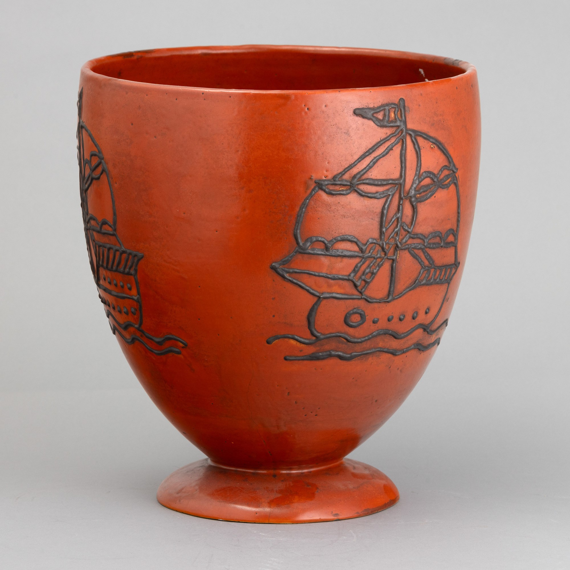 Coppa in terracotta dipinta a monocromo rosso con decoro in manganese a foggia di barca