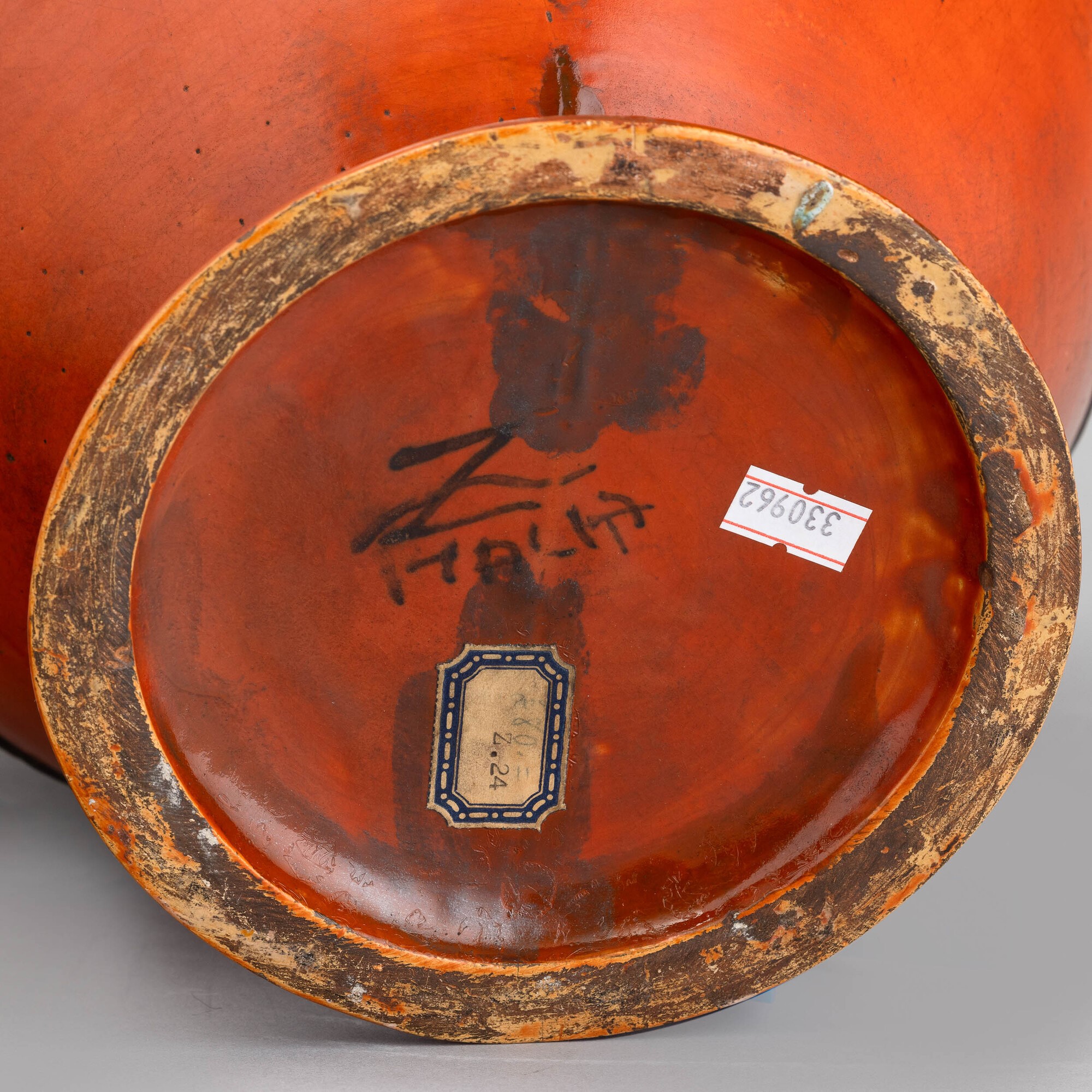 Coppa in terracotta dipinta a monocromo rosso con decoro in manganese a foggia di barca