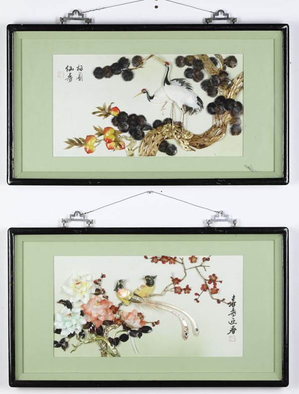 Lotto composto di due pannelli raffiguranti scene paesaggistiche a rilievo con iscrizioni, Cina, XX secolo