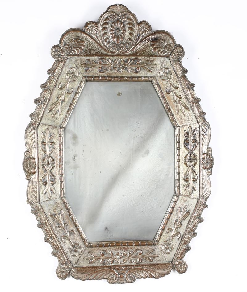 Specchiera in rame argentato lavorato a sbalzo  - Asta Antiquariato - Cambi Casa d'Aste