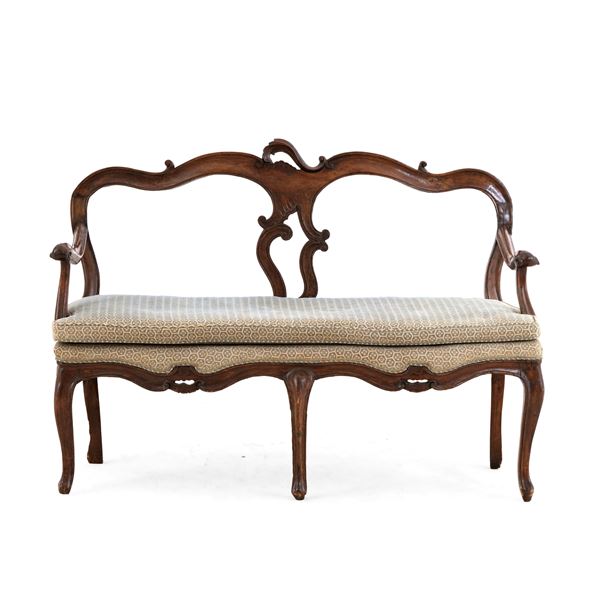 Divano in noce intagliato. Veneto XVIII-XIX secolo