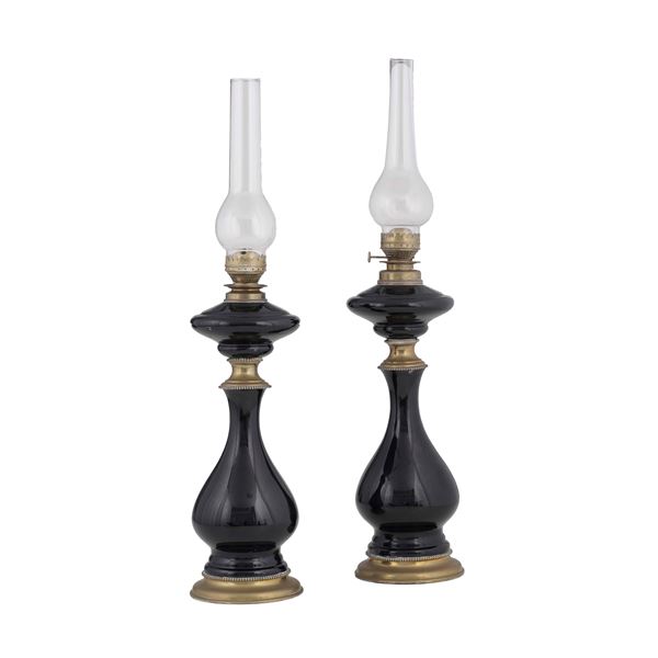 Coppia di lampade in porcellana e metallo dorato. XX secolo