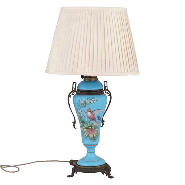 Lampada in porcellana dipinta e metallo dorato. XX secolo