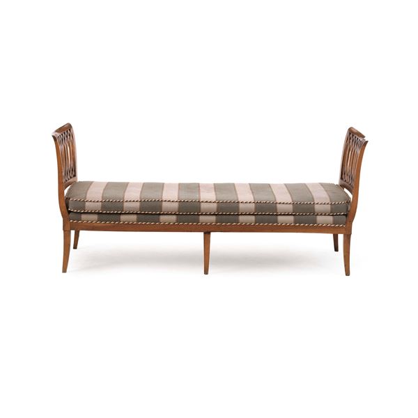 Lettino a barca in legno intagliato. XIX secolo