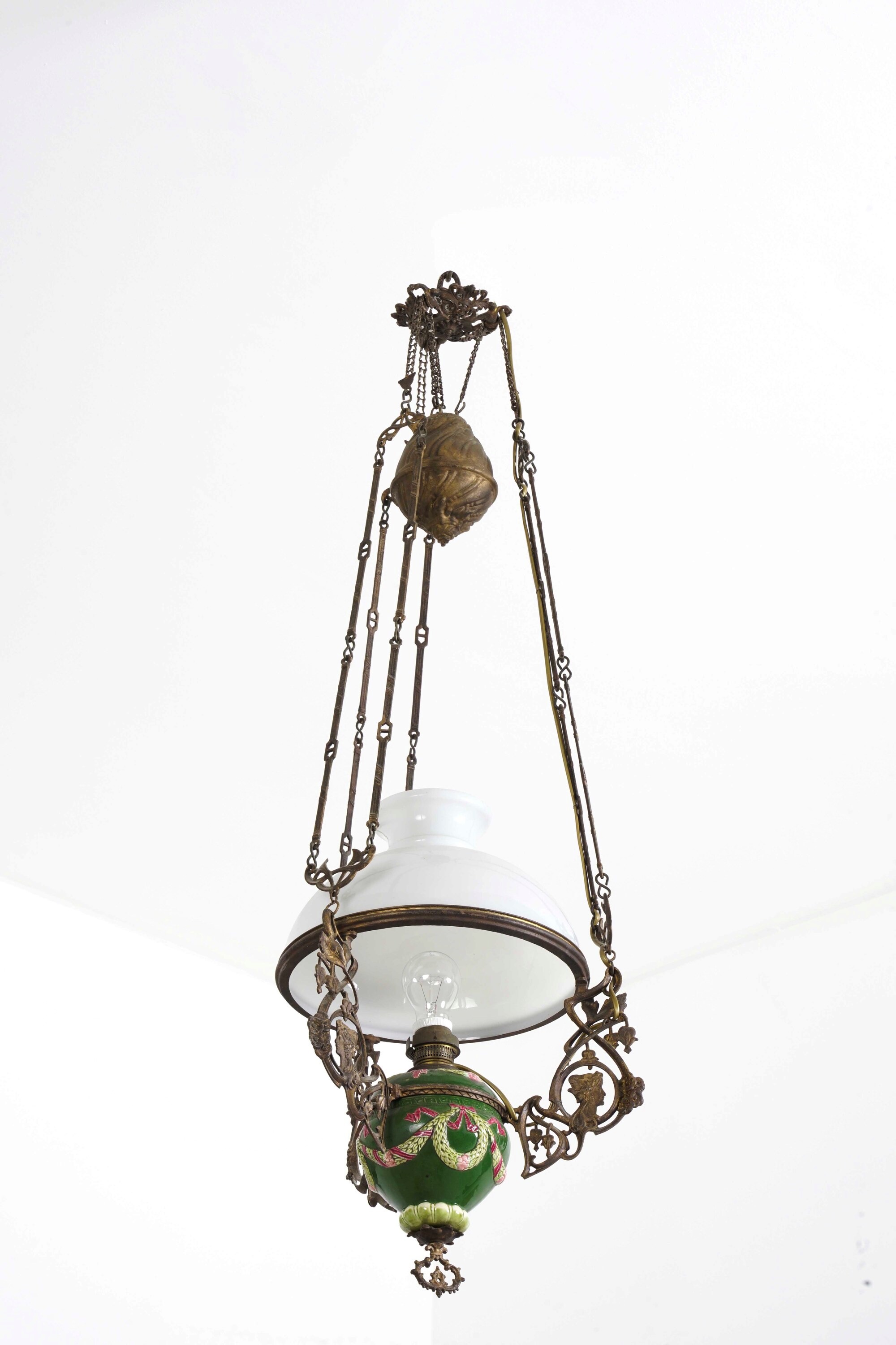 Lampadario Liberty in Porcellana e Vetro. XX Secolo