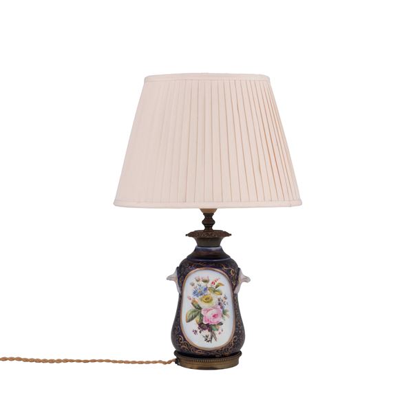 Vaso montato a lampada in porcellana dipinta. XX secolo