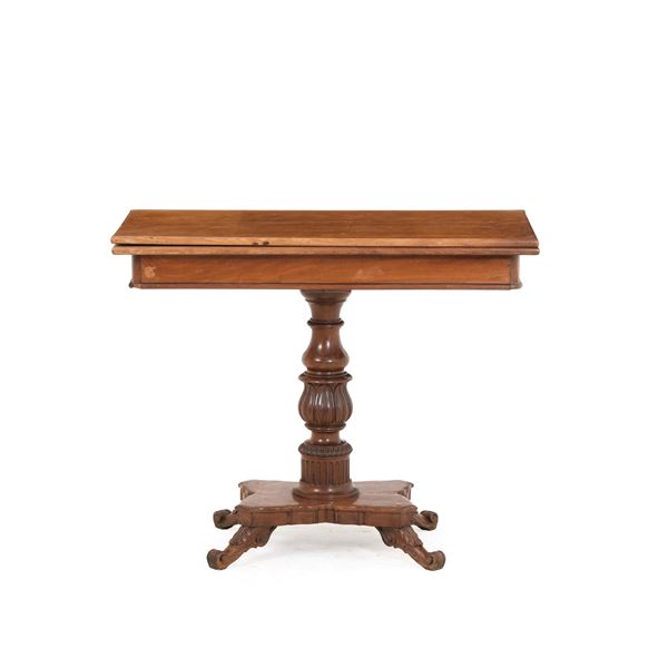Tavolo da gioco in noce. XIX secolo