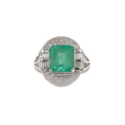 Anello con smeraldo di ct 5.70 circa e diamanti, montatura in oro bianco 750/1000