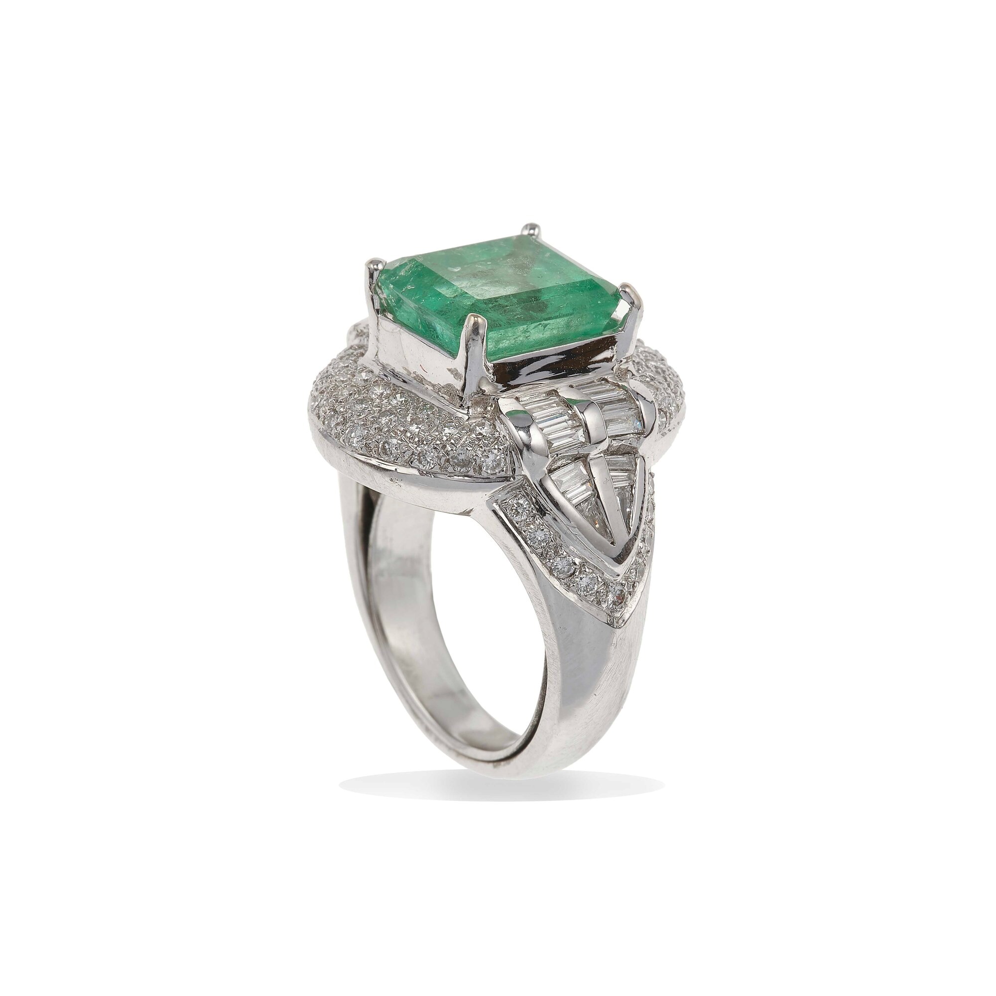 Anello con smeraldo di ct 5.70 circa e diamanti, montatura in oro bianco 750/1000