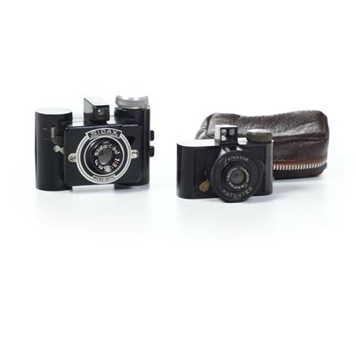 Due macchine fotografiche in miniatura con custodia in pelle