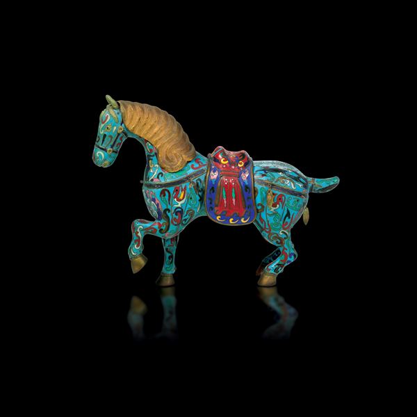 Figura di cavallo a smalti policromi cloisonné a fondo celeste, Cina, Dinastia Qing, XX secolo