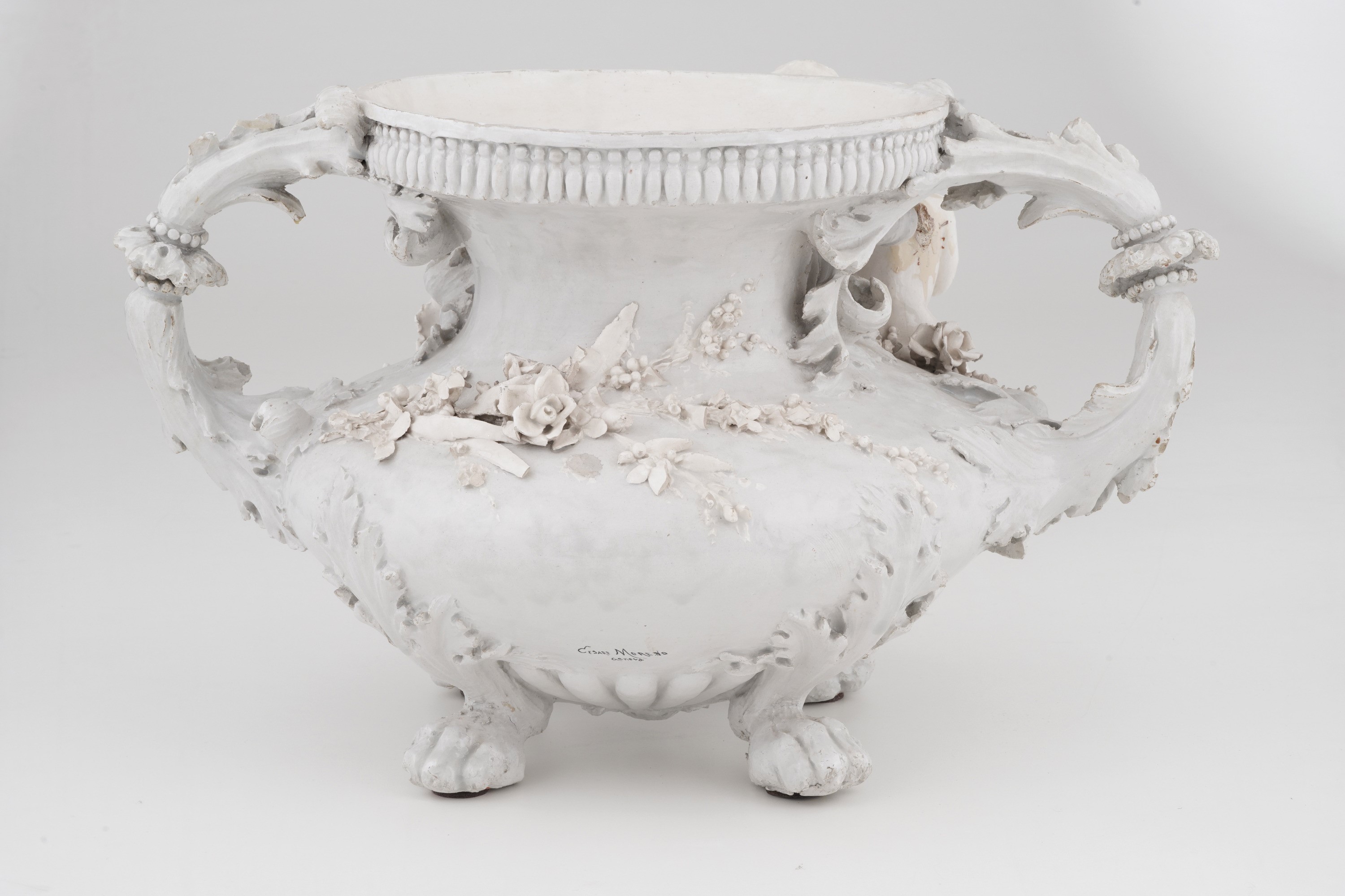 Cesare Moreno (Genova), Vaso biansato in maiolica