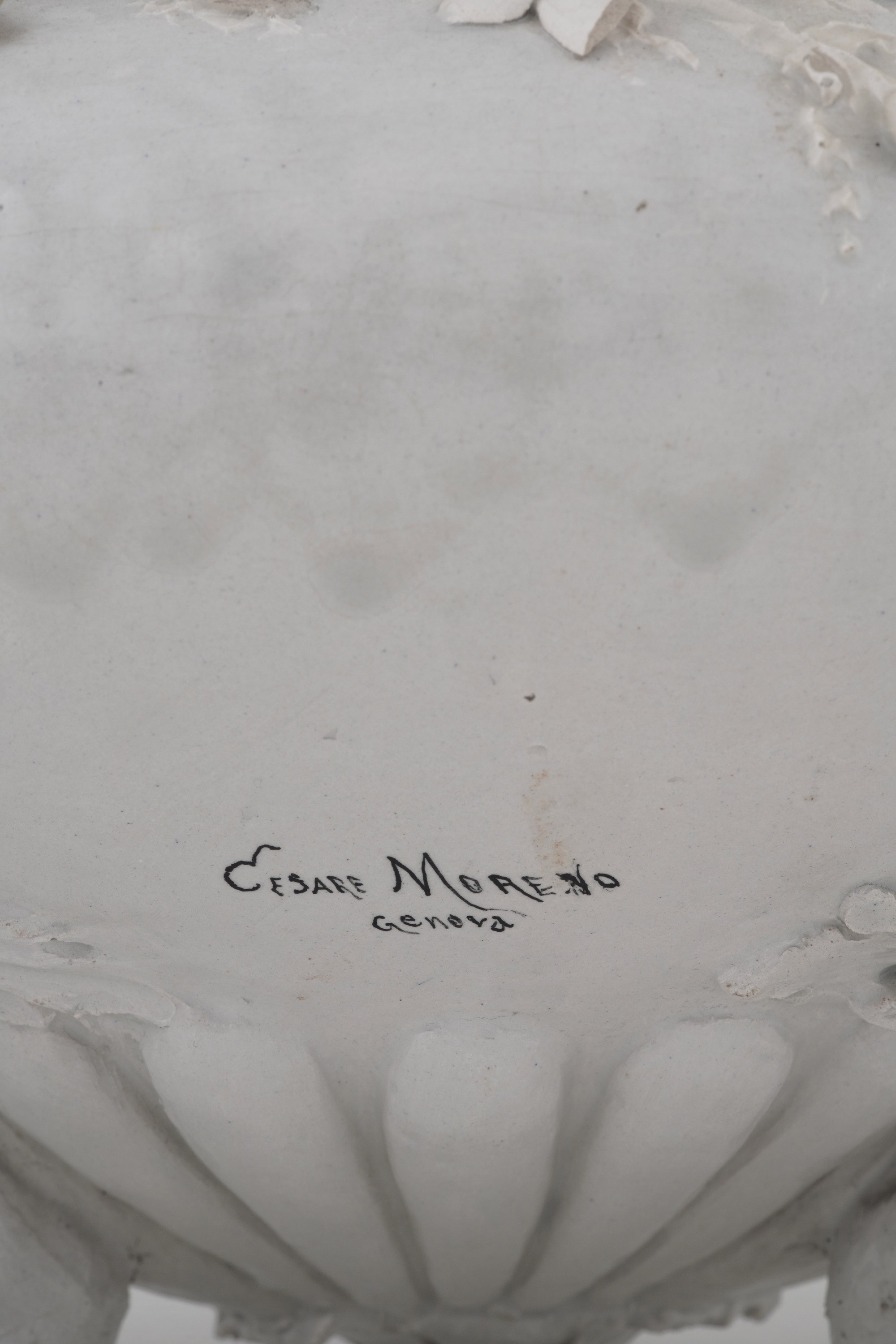 Cesare Moreno (Genova), Vaso biansato in maiolica