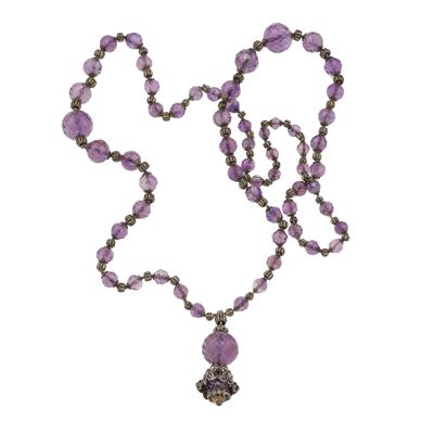 Collana "ombelicale" con Pendente, Composta da Sessantuno Boules in Ametista Sfaccettate. Inserti...