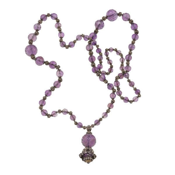 Long amethyst and silver necklace. Attributed to Buccellati. Small damage. Accompanied by a declaration of provenance from the owner