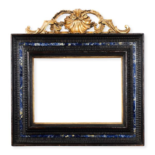 Cornice in legno intagliato, ebanizzato, dorato e lapislazzulo. Italia centrale XVIII secolo