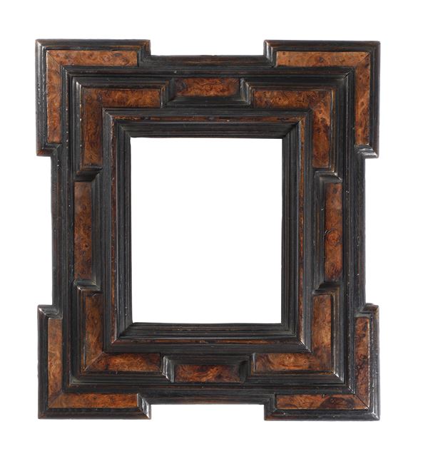 Cornice guillochè lastronata in radica ed ebanizzata. Lombardia XVIII secolo