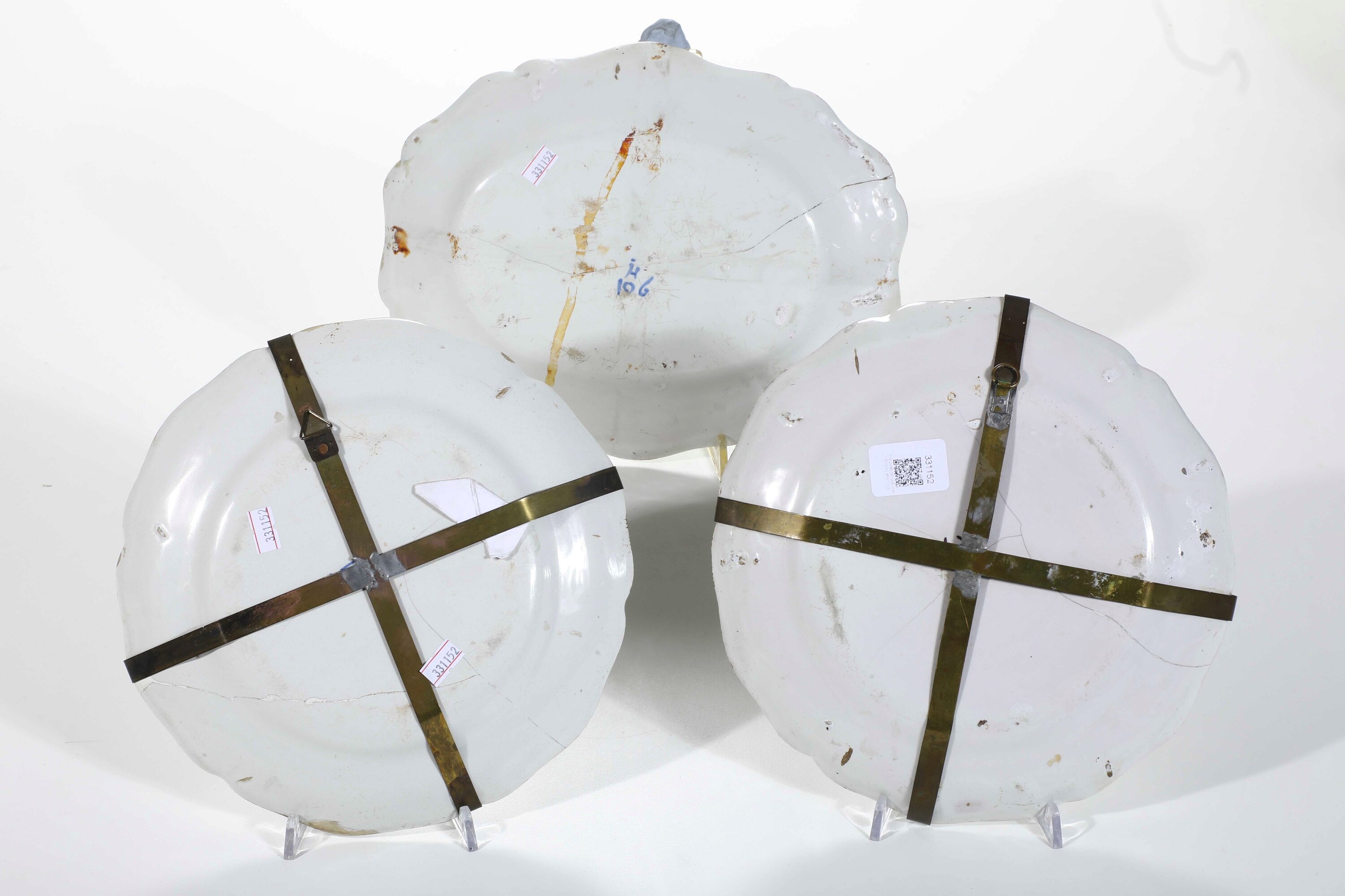 Tre piatti. Francia, Strasburgo, Manifattura Joseph Hannong, 1770 circa.